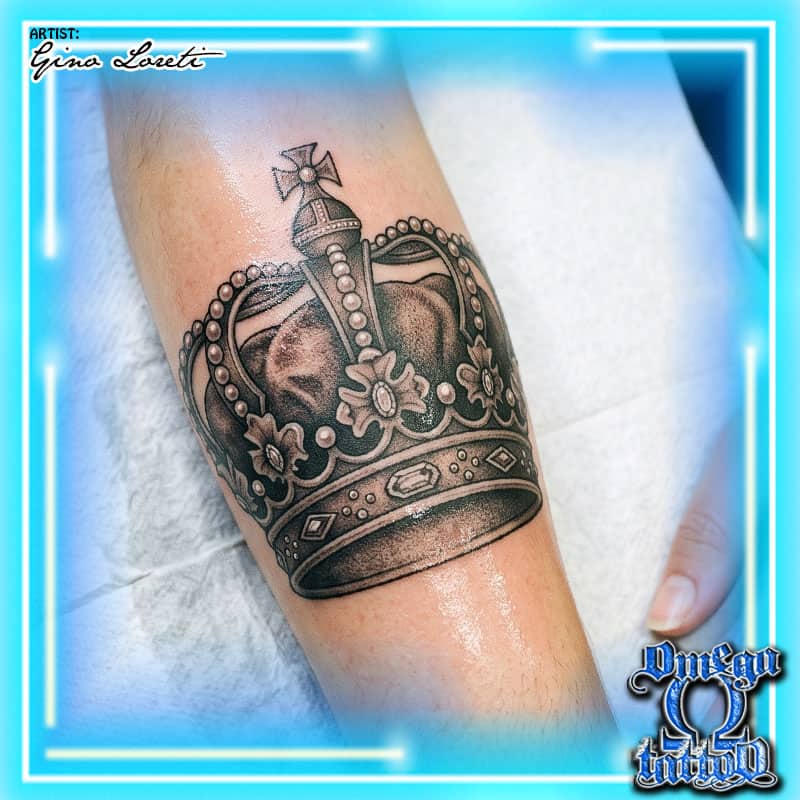 significato tatuaggio corona donna realistica