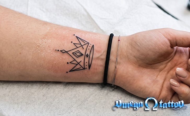 significato tatuaggio corona donna stilizzata ev