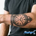 Significato tatuaggio orologio 4 significato tatuaggio orologio su braccio uomo a in black and grey